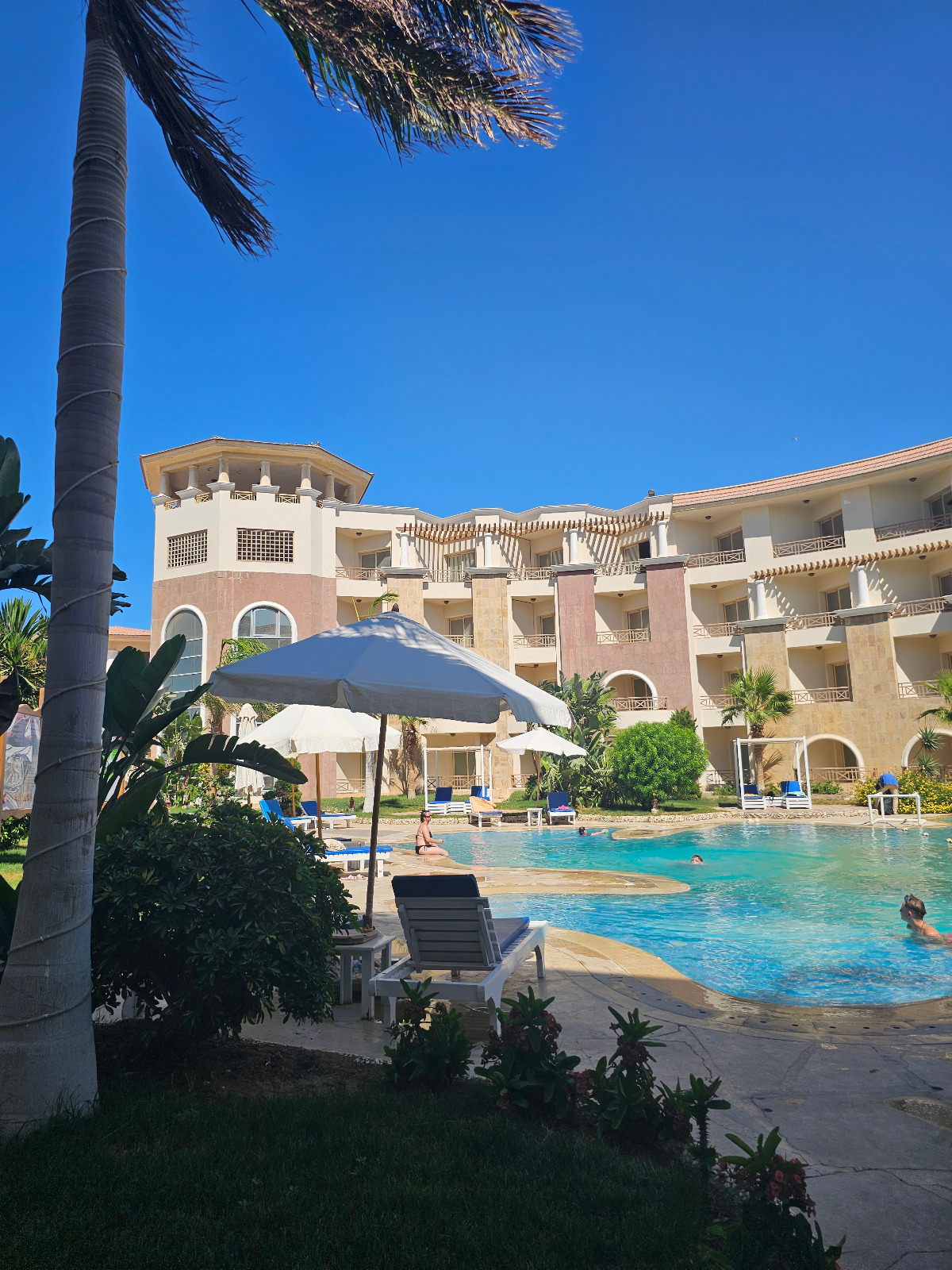 Royal Beach Resort swimming pool